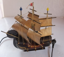 objet de vitrine. LAMPE DE BUREAU,CHEVET: VOILIER 3 MAT EN BOIS