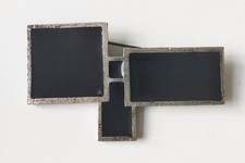 Broche moderniste en métal