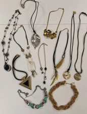 Lot de 11 colliers et sautoirs