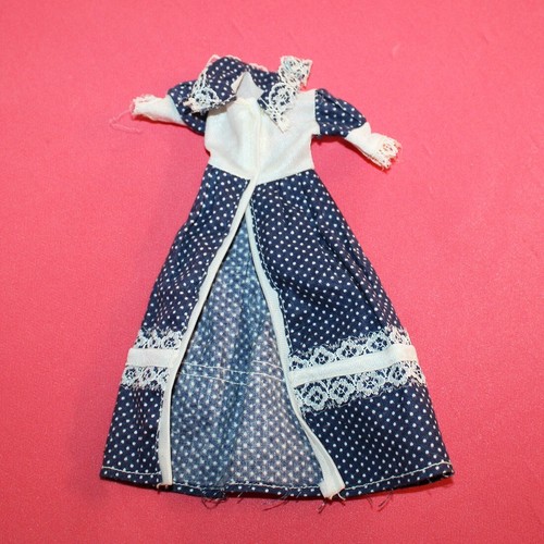 Robe bleu dentelle blanche