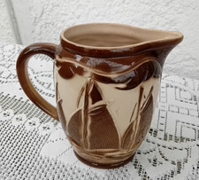 ancien pichet Saint Clément décor bateau en relief marron sur fond crème