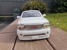 GMC Yukon XL Denali 2002 1/18
