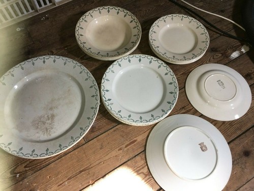 Grandes assiettes petites - et,