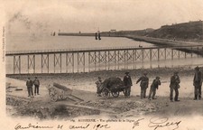 CPA 29 - AUDIERNE (Finistère) - 169. Vue générale de la Digue (goémonniers)