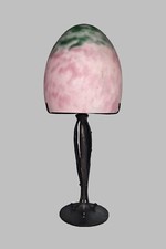 Lampe Art Deco pate de verre moucheté teintes vert et rose pied métal martelé