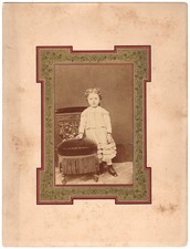Portrait enfant avec carton