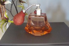 Ancien vaporisateur parfum,art déco,en verre de Tchécoslovaquie, couleur orange.