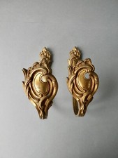 paire d'embrasses de rideau en bronze doré, style rocaille, marquées AJ