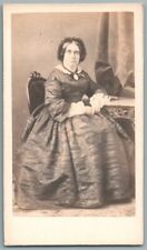 CDV 1865 Femme au Médaillon