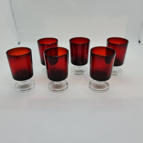 Petits verres pied - petits,