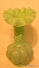 Vase à collerette en opaline
