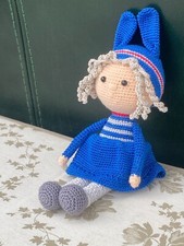 Poupée déguisée en lapin