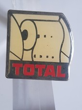 PINS PIN'S .. Station TOTAL  Devidoir papier toilette