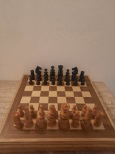 Charmant et ancien jeu d’échecs Régence en buis .