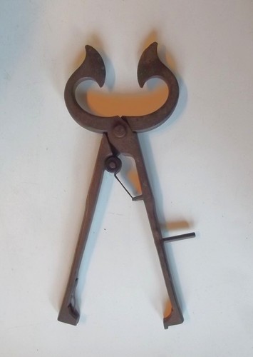 Ancienne pince casser le - à,