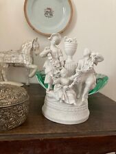 Centre de table, groupe en biscuit, marque en creux Vincennes vers 1750