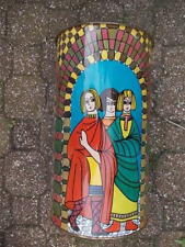 Superbe et rare baril métal 1960 Lever Moyen Age scène religieuse monastique !