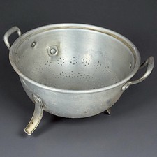 Ancienne passoire aluminium – Poignées vintage cuisine rétro ustensile déco