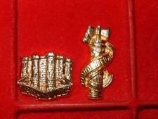 2 feves en metal doré -