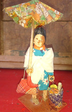 ANCIENNE BELLE STATUETTE UNE FEMME AVEC PANIER DE MADAGASCAR 1930-1950 en bois