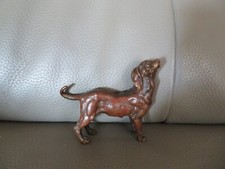 ancien chien en bronze truffe en l'aire à patine brune