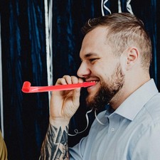  Lot de 4 sifflets de fête -