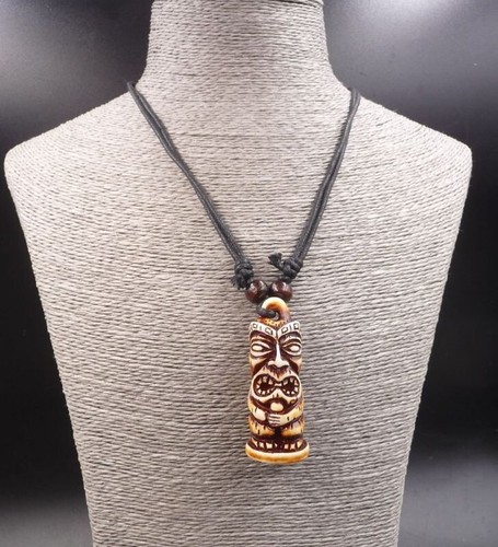 Collier avec pendentif - , tiki