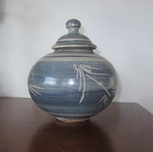 Pot couvert de - (céramique),
