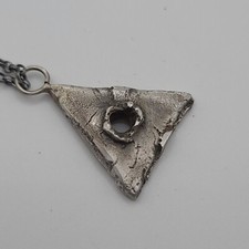 Pendentif brutaliste triangle