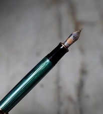 STYLO PLUME PELIKAN M 800 EN RESINE VERTE STRIEE & NOIRE - PLUME OR 18 K - FINE