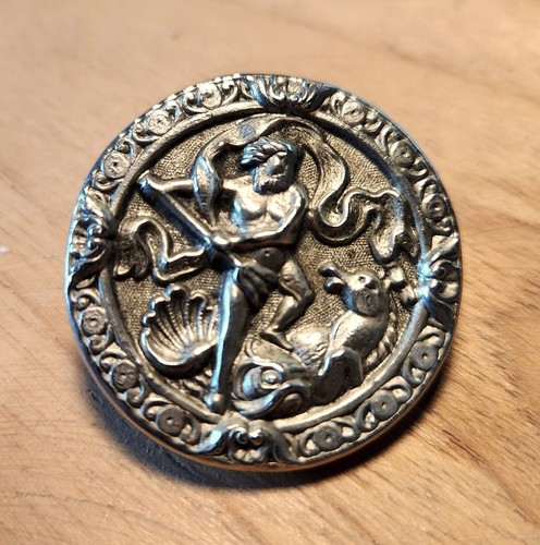 Gros bouton ancien - en, métal