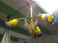 Lustre Art Déco , bronze et 3 tulipes pate de verre, signé Noverdi