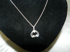 Collier chaîne et pendentif en or massif blanc / 18 carats et diamants