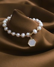 Bracelet En Perles Blanches D'Eau Douce Avec Un Charm En Nacre En Or Jaune 18K