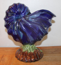 Beau grand Nautile Ammonite en Faïence Barbotine Bleue Vase Déco