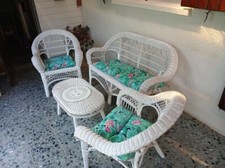 salon d'intérieur rotin blanc : 1 banquette 2 places, 2 fauteuils, 1 table basse