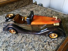 Voiture de collection en bois vintage marron clair