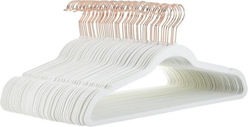 Lot cintres en plastique - 50,