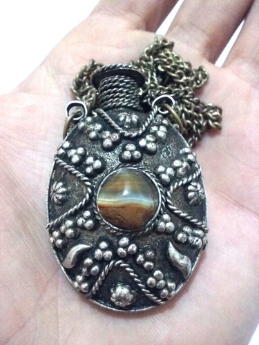 Collier vintage tribal chou