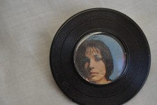BROCHE VINTAGE VINYLE CHANTEUSE YEYE N°4