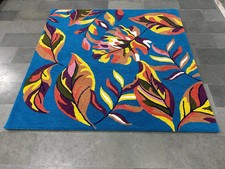 Tapis neuf touffeté à la