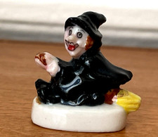 Adorable Fève La sorcière sur un balai Halloween Galette des Rois French charm !