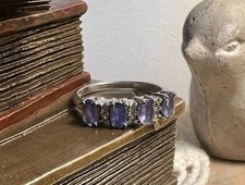 Bague sertie pierre précieuse