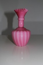 Ancien vase en opaline rose et