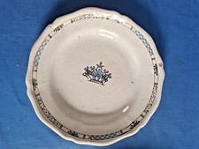 GRAND PLAT ROND CUL NOIR DECOR PANIER FLEURI FAIENCE ROUEN FORGES NEVERS ?