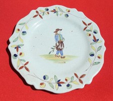 tres ancienne assiette MALICORNE P B décor personnage