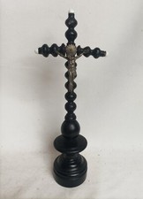 Crucifix en bois tourné et