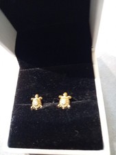 PAIRE DE CLOU D'OREILLE EN OR 18K FORME DE TORTUE TTBE