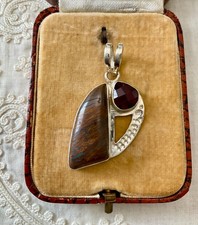 ANCIEN  PENDENTIF ARGENT MASSIF -  BOULDER OPAL ET GRENAT - UNIQUE - CRÉATEUR