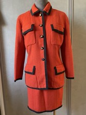 CHANEL Tailleur Corail En Tweed. Vintage